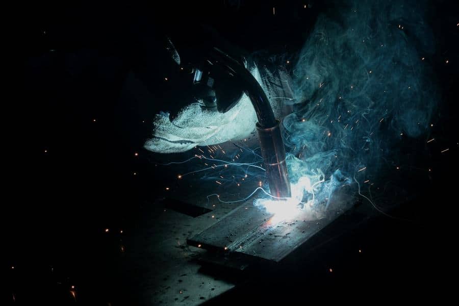 Gazaltı kaynak torcu, metal parçayı kaynatırken çıkan ark ve kıvılcımlar.